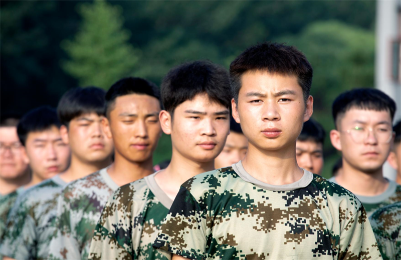 2021年7月6日，豪门国际北京集团百名应届大学生褪下便服换上军装，在训练场上接受为期2天的军训，享受入职前的第一份美好记忆。