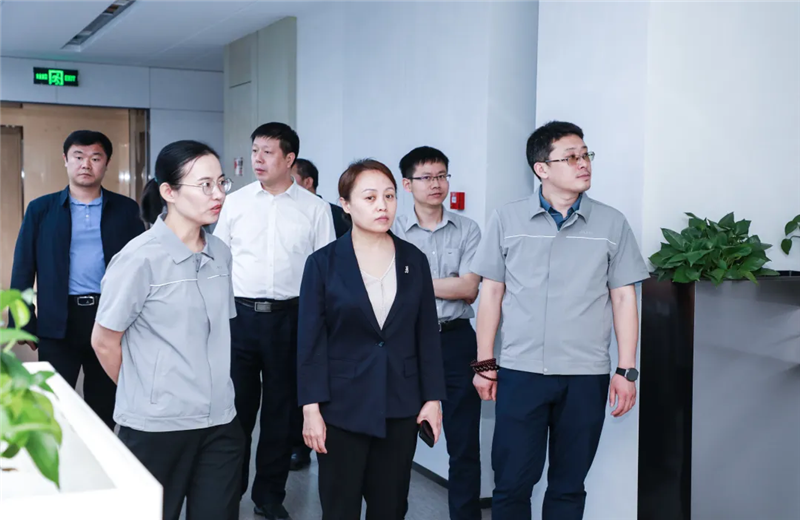2023年5月15日，河北建材职业技术学院党委书记张明莉一行到豪门国际北京集团进行校企合作交流。